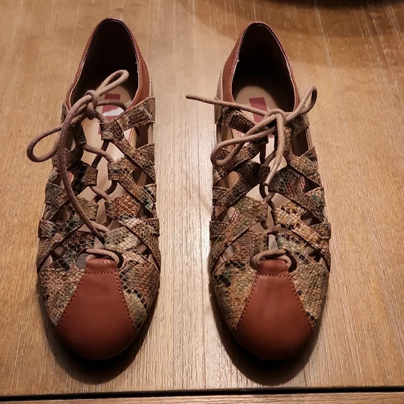 Saks off 5th | Shoes | Nwt Saks Off 5th Beautiful Lace Up  NWT SAKS OFF 5TH BEAUTIFUL LACE UP  FLATS main image 0